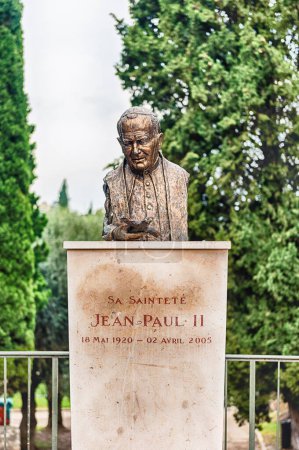Foto de Busto de bronce del Papa Juan Pablo II, ubicado en el barrio de Cimiez en Niza, Costa Azul, Francia - Imagen libre de derechos