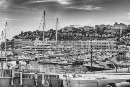 Téléchargez les photos : Vue sur les yachts et appartements de luxe du Port Hercules dans le quartier de La Condamine, le centre-ville et le port de Monte Carlo, Côte d'Azur, Principauté de Monaco, emblématique monument de la Côte d'Azur - en image libre de droit