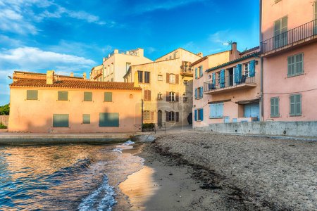 Foto de La pintoresca playa de La Ponche en el centro de Saint-Tropez, Costa Azul, Francia. La ciudad es un complejo mundialmente famoso por la jet set europea y americana y los turistas - Imagen libre de derechos