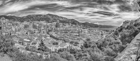 Foto de Vista panorámica de yates de lujo y apartamentos de Port Hercules en el distrito de La Condamine, centro de la ciudad y puerto de Monte Carlo, Costa Azul, Mónaco, emblemático hito de la Riviera Francesa - Imagen libre de derechos