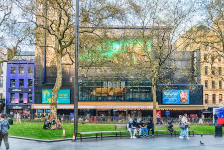 Foto de LONDRES - 11 DE ABRIL DE 2022: Fachada del cine Odeon en el lado este de Leicester Square, Londres, Inglaterra, Reino Unido - Imagen libre de derechos