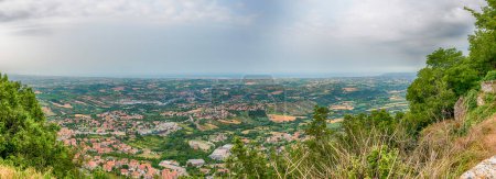 Téléchargez les photos : Vue panoramique depuis Monte Titano dans la ville de Saint-Marin, petite République enclavée sur le territoire italien - en image libre de droit