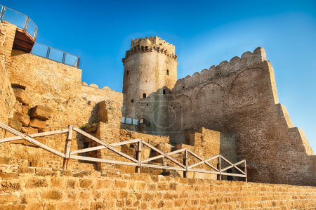 Blick auf das malerische aragonesische Schloss, auch bekannt als Le Castella, am Ionischen Meer in der Stadt Isola di Capo Rizzuto, Italien