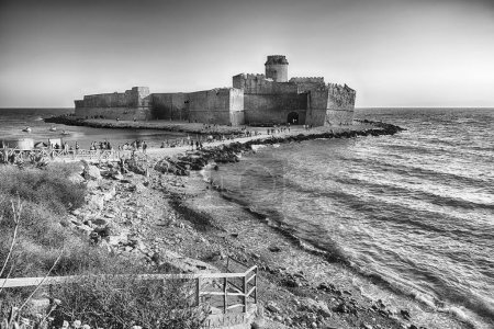 Téléchargez les photos : Vue du château aragonais pittoresque, alias Le Castella, sur la mer Ionienne dans la ville d'Isola di Capo Rizzuto, Italie - en image libre de droit