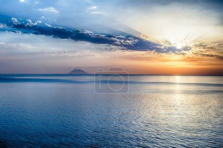 Malerischer Sonnenuntergang mit Blick auf den Vulkan Stromboli von Tropea, einem Badeort am Golf von St. Euphemia, Teil des Tyrrhenischen Meeres, Kalabrien, Italien