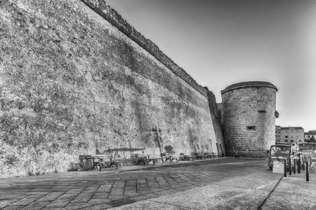 Foto de Vistas panorámicas al atardecer sobre las murallas históricas, uno de los principales lugares de interés en Alghero, famoso centro y complejo vacacional en el noroeste de Cerdeña, Italia - Imagen libre de derechos