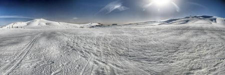 Landschaftlich reizvolle Winterlandschaft mit schneebedeckten Bergen in Campocatino, einem touristischen Skiort im zentralen Apennin, Italien