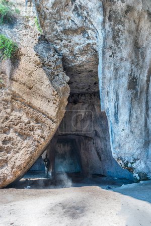 Entrée de la grotte de Cordari, site pittoresque dans le parc archéologique de Neapolis, Syracuse, Sicile, Italie