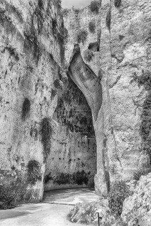 Eingang der Höhle namens Ohr des Dionysius, eines der wichtigsten Wahrzeichen des Archäologischen Parks Neapolis, Syrakus, Sizilien, Italien