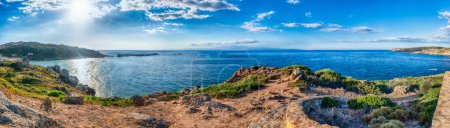Blick über das Meer zwischen den wunderschönen Granitfelsen von Santa Teresa Gallura, im Norden Sardiniens, Italien