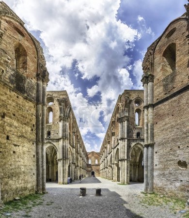Téléchargez les photos : CHIUSDINO, ITALIE - 22 JUIN : Vue intérieure de l'abbaye emblématique sans toit de San Galgano, un monastère cistercien dans la ville de Chiusdino, province de Sienne, Italie, le 22 juin 2019 - en image libre de droit