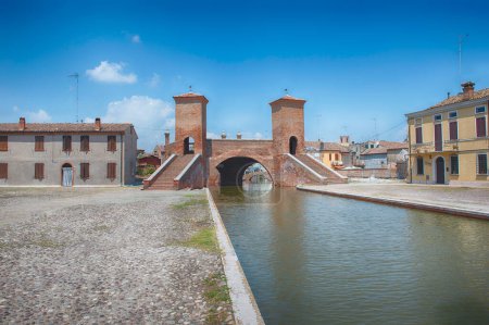 Vista sobre el puente de Trepponti, un puente de arco de mampostería y un hito icónico en Comacchio, Italia