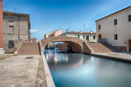 Paseando por el centro de Comacchio, pintoresca ciudad con canales y puentes en la provincia de Ferrara, Italia