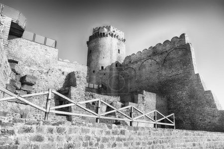 Vista del pintoresco castillo aragonés, también conocido como Le Castella, sobre el mar Jónico en la ciudad de Isola di Capo Rizzuto, Italia