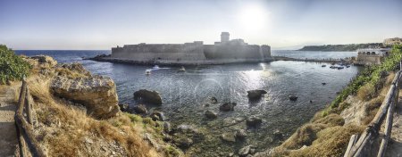 Téléchargez les photos : Vue panoramique du château aragonais pittoresque, alias Le Castella, sur la mer Ionienne dans la ville d'Isola di Capo Rizzuto, Italie - en image libre de droit
