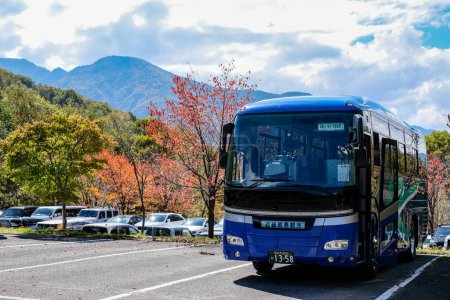 Téléchargez les photos : Kamikochi, Nagano, Japon - Octobre 2022 : Bus de touristes non identifiés avec un beau fond de la saison des feuillages d'automne dans les Alpes japonaises. - en image libre de droit