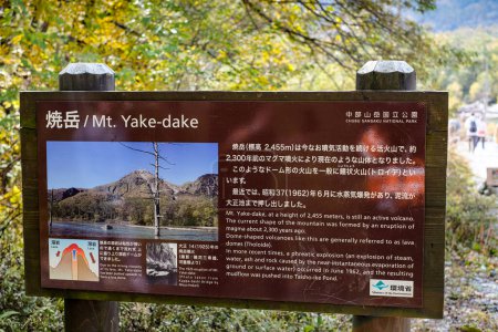 Téléchargez les photos : Le mont Yake-dake avec l'étang Taisho (Taishoike) a été formé en 1915, quand une éruption du volcan voisin Mt. Yakedake barré la rivière Azusa. - en image libre de droit