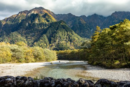 Foto de El río Azusa fluye a través de Kamikochi, en la cuenca de Matsumoto. El río en sí fluye de un manantial situado en lo profundo del monte. Yari, quizás el pico más famoso de los Alpes del Norte. - Imagen libre de derechos