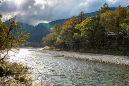 Foto de El río Azusa fluye a través de Kamikochi, en la cuenca de Matsumoto. El río en sí fluye de un manantial situado en lo profundo del monte. Yari, quizás el pico más famoso de los Alpes del Norte. - Imagen libre de derechos