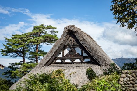 Foto de Shirakawa Pueblo tradicional e histórico japonés Shirakawago en otoño. Casa construida por madera con techo estilo gassho zukuri. Shirakawa-go es patrimonio de la humanidad de la Unesco y punto de referencia en Japón. - Imagen libre de derechos