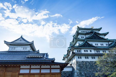 Téléchargez les photos : Film grain Nagoya, Japon Octobre 2022 Château de Nagoya avec un ciel clair pendant l'assaisonnement des feuilles d'automne. Château de Nagoya est un point de repère dans le centre de Chubu du Japon et a samouraï comme symbole du château. - en image libre de droit