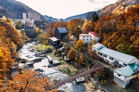 Foto de Sapporo, Hokkaido, Japón - 1 de noviembre de 2023: Paisaje otoñal del Jozankei Onsen Resort. Jozankei es un famoso destino termal con hoteles y Ryokan tradicional rodeado de colores de otoño. - Imagen libre de derechos
