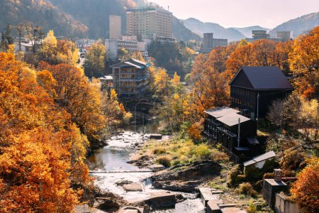 Foto de Sapporo, Hokkaido, Japón - 1 de noviembre de 2023: Paisaje otoñal del Jozankei Onsen Resort. Jozankei es un famoso destino termal con hoteles y Ryokan tradicional rodeado de colores de otoño. - Imagen libre de derechos