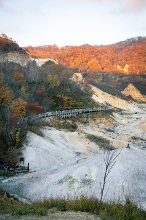 Schöne Aussicht im Herbst und Dampfaufstieg im Höllental oder Nooribetsu Jigokudani, Shikotsu-Toya Nationalpark, Hokkaido, Japan.