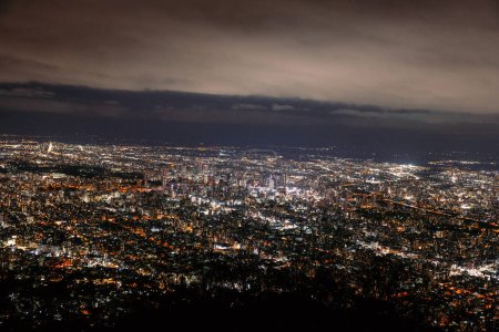 Paisaje nocturno de la ciudad de Sapporo desde la montaña Mt. Moiwa en el punto de observación.