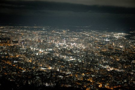 Paisaje nocturno de la ciudad de Sapporo desde la montaña Mt. Moiwa en el punto de observación.