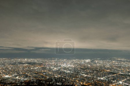 Nachtaufnahme der Stadt Sapporo vom Berg Mt. Moiwa auf Beobachtungsposten.