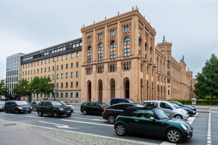 Foto de Munich, Germany - July 4, 2011 : Cars stopped at the intersection of Maximilianstrasse in front of the Bavarian State Government building. - Imagen libre de derechos