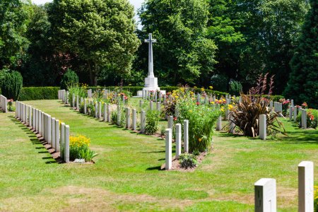 Foto de Ypres, Bélgica - 7 de julio de 2010: Ramparts Cemetery at Lille Gate. Cementerio militar para soldados de la Primera Guerra Mundial muertos en ese sector del Frente Occidental. - Imagen libre de derechos