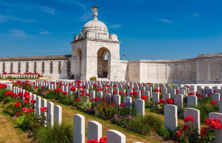 Foto de Zonnebeke, Bélgica - 8 de julio de 2010: Tyne Cot Cemetery. El cementerio de guerra del ELA más grande del mundo, que contiene en su mayoría soldados no identificados de la Primera Guerra Mundial. - Imagen libre de derechos