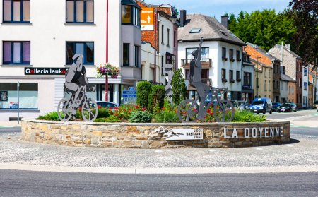 Foto de Bastogne, Bélgica - 9 de julio de 2010: La Doyenne sculpture at road intersection. "La Vieja Dama" ubicada en el lado Bastogne de la carrera ciclista anual Lieja-Bastogne-Lieja. - Imagen libre de derechos