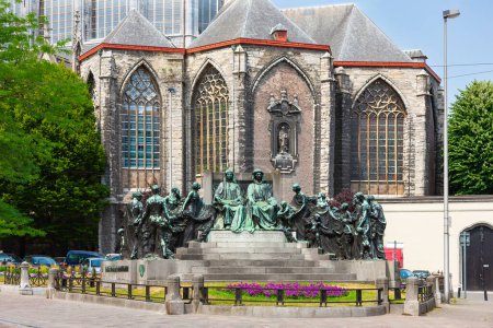 Foto de Gante, Bélgica - 10 de julio de 2010: Monumento a los Hermanos Van Eyck. Monumento erigido para dos hermanos artistas famosos del siglo XV. - Imagen libre de derechos