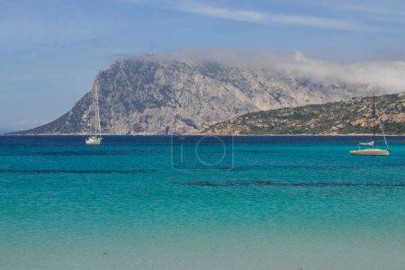 Foto de El mar de Capo Coda di Cavallo en San Teodoro, en el fondo la isla de Tavolara - Imagen libre de derechos