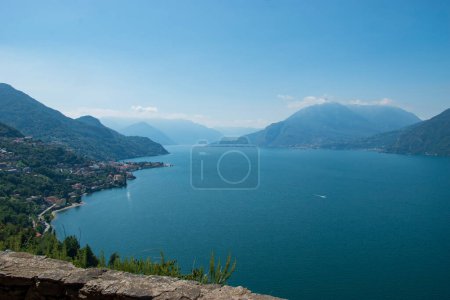 Lago de Como, vista panorámica del lago en un día de verano, Italia, Europa
