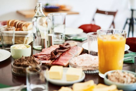 Téléchargez les photos : Gros plan du petit déjeuner continental sur la table dans le café - en image libre de droit