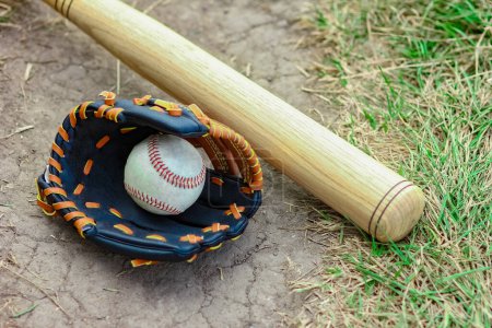 Téléchargez les photos : Concept de batte de baseball avec balle à l'extérieur dans le parc sur le terrain - en image libre de droit