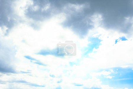 Téléchargez les photos : Fantastiques nuages blancs doux contre ciel bleu - en image libre de droit