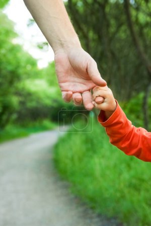 Téléchargez les photos : Hands child with a parent - en image libre de droit