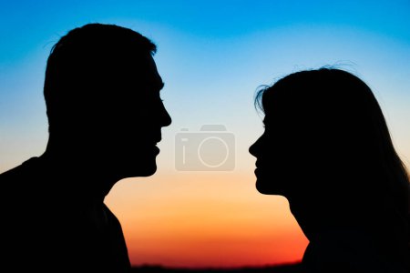 Téléchargez les photos : Silhouette couple heureux contre une romance coucher de soleil - en image libre de droit