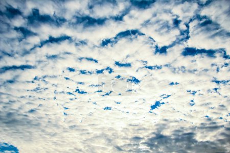 Foto de Fantásticas nubes blancas suaves contra el cielo azul - Imagen libre de derechos