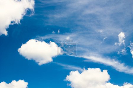 Foto de Fantásticas nubes blancas suaves contra el cielo azul - Imagen libre de derechos