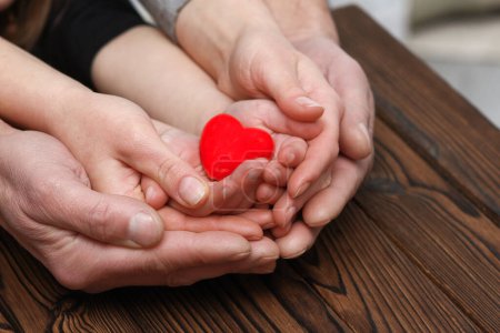 Téléchargez les photos : Heart in hands on valentine's day concept famiy love - en image libre de droit