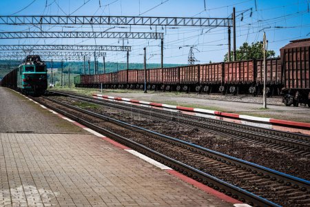 Téléchargez les photos : Beau chemin de fer élégant et fiable avec un train sur la nature - en image libre de droit