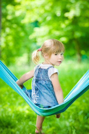 Téléchargez les photos : Bébé heureux dans un hamac à l'extérieur dans le parc - en image libre de droit