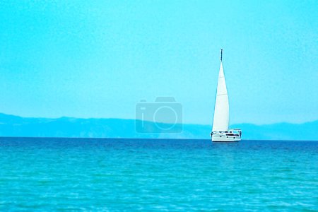 Téléchargez les photos : Belle mer de Grèce sur la côte - en image libre de droit