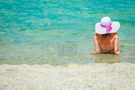 Foto de Feliz chica en el mar en Grecia en la naturaleza arena - Imagen libre de derechos